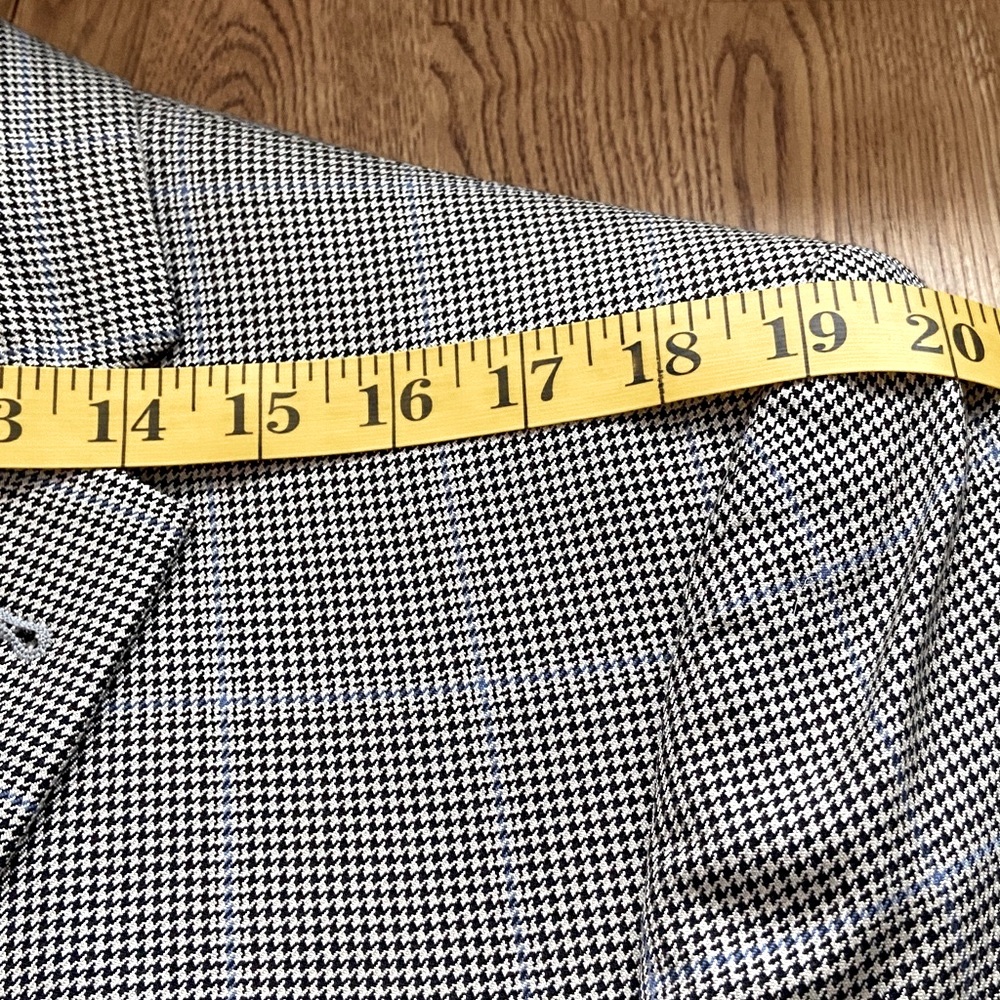 Jos A Bank Signature
Collection Mens 44R Wool/Silk
Plaid Blazer Sport Coat - Picture 10 of 12